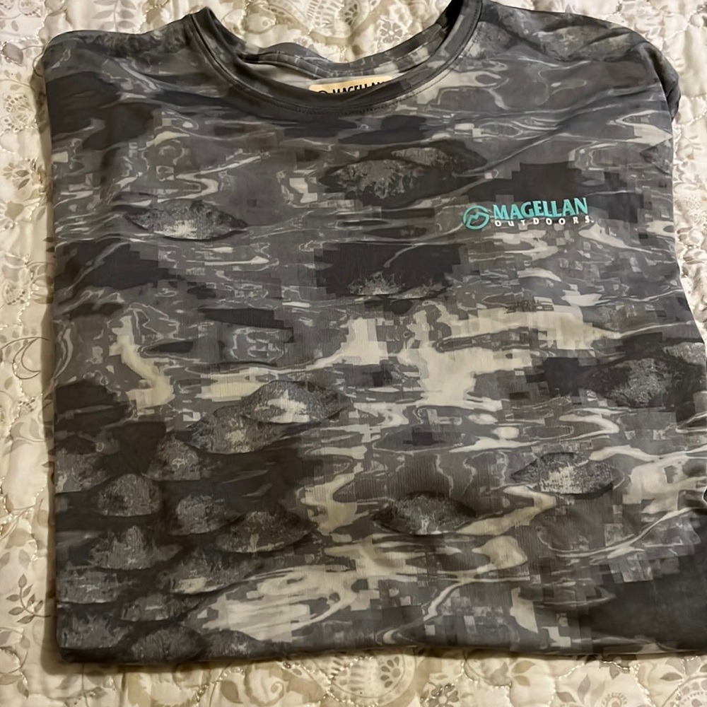 Men medium Magellan long sleeve fish gear shirt